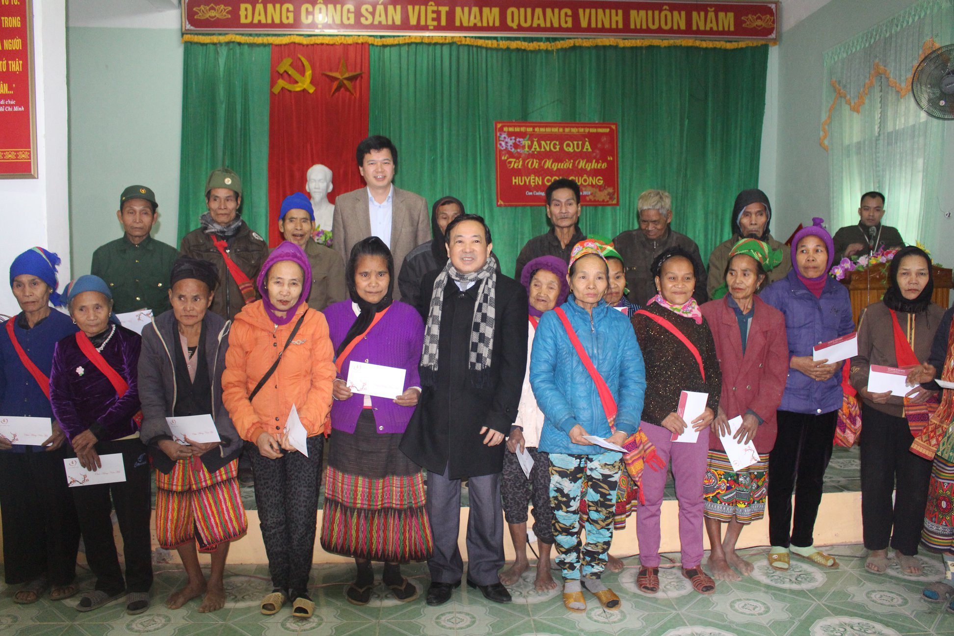Hội nhà báo Việt Nam tỉnh Nghệ An phối hợp quỹ Thiện Tâm Tập đoàn Vingroup tổ chức trao quà cho các hộ nghèo trên địa bàn huyện Con Cuông.