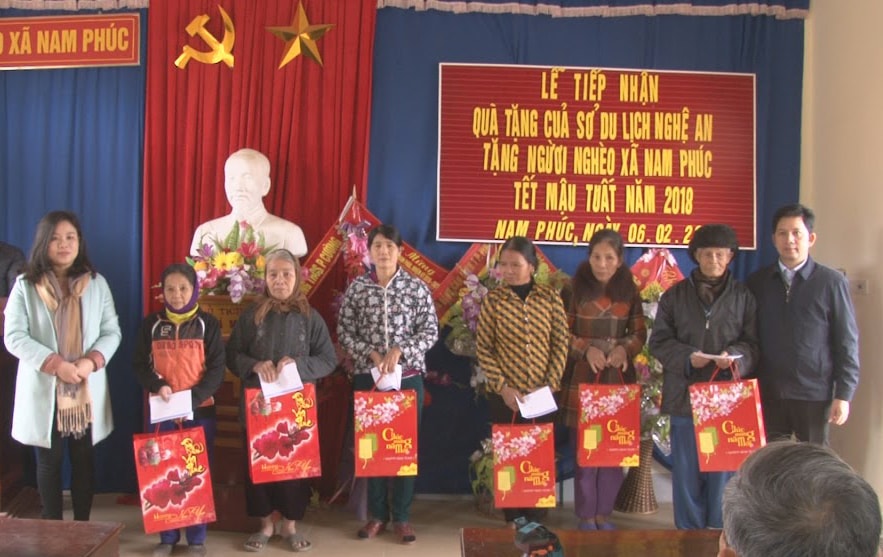 Sở Du lịch tặng quà Tết người nghèo. Ảnh: Hồng Sương