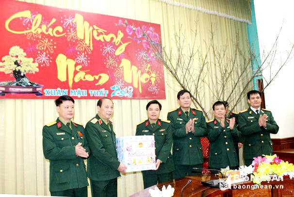 Đồng chí Thiếu tướng Trần Võ Dũng, chính ủy Quân khu tặng quà chúc mừng các chiến sỹ Sư 324. Ảnh: Hà Hữu Tân