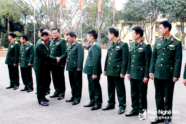 Đồng chí Thiếu tướng Trần Võ Dũng - Chính ủy Quân khu tặng quà chúc mừng cán bộ, chiến sỹ Sư đoàn. Ảnh: Hà Hữu Tân
