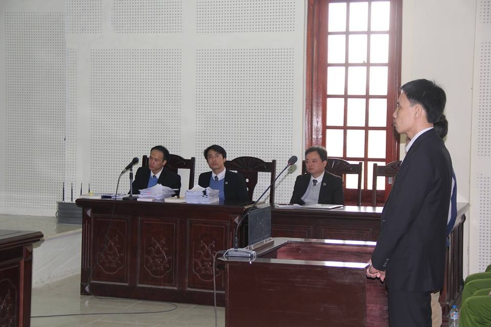 Các luật sư bào chữa cho Hoàng Đức Bình tại phiên tòa -Ảnh: P.V