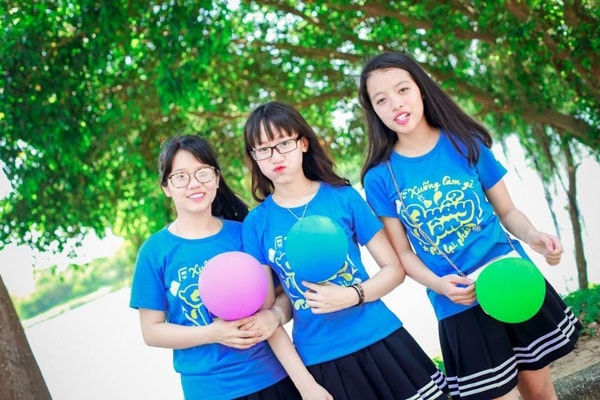 Ái Châu (ngoài cùng bên phải) cùng các bạn. Ảnh - NVCC