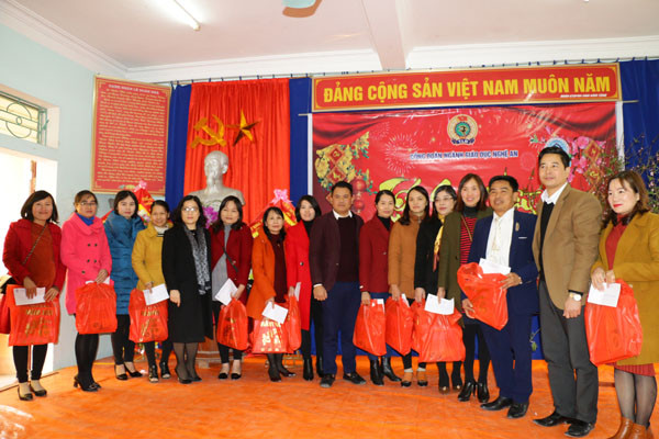  Lãnh đạo Sở Giáo dục và Đào tạo và công đoàn ngành tặng quà cho tập thể giáo viên Trường THPT Trần Đình Phong. Mỹ Hà
