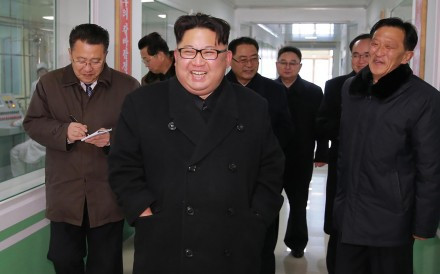 Nhà lãnh đạo Triều Tiên Kim Jong-un và các quan chức. Ảnh: Yonhap
