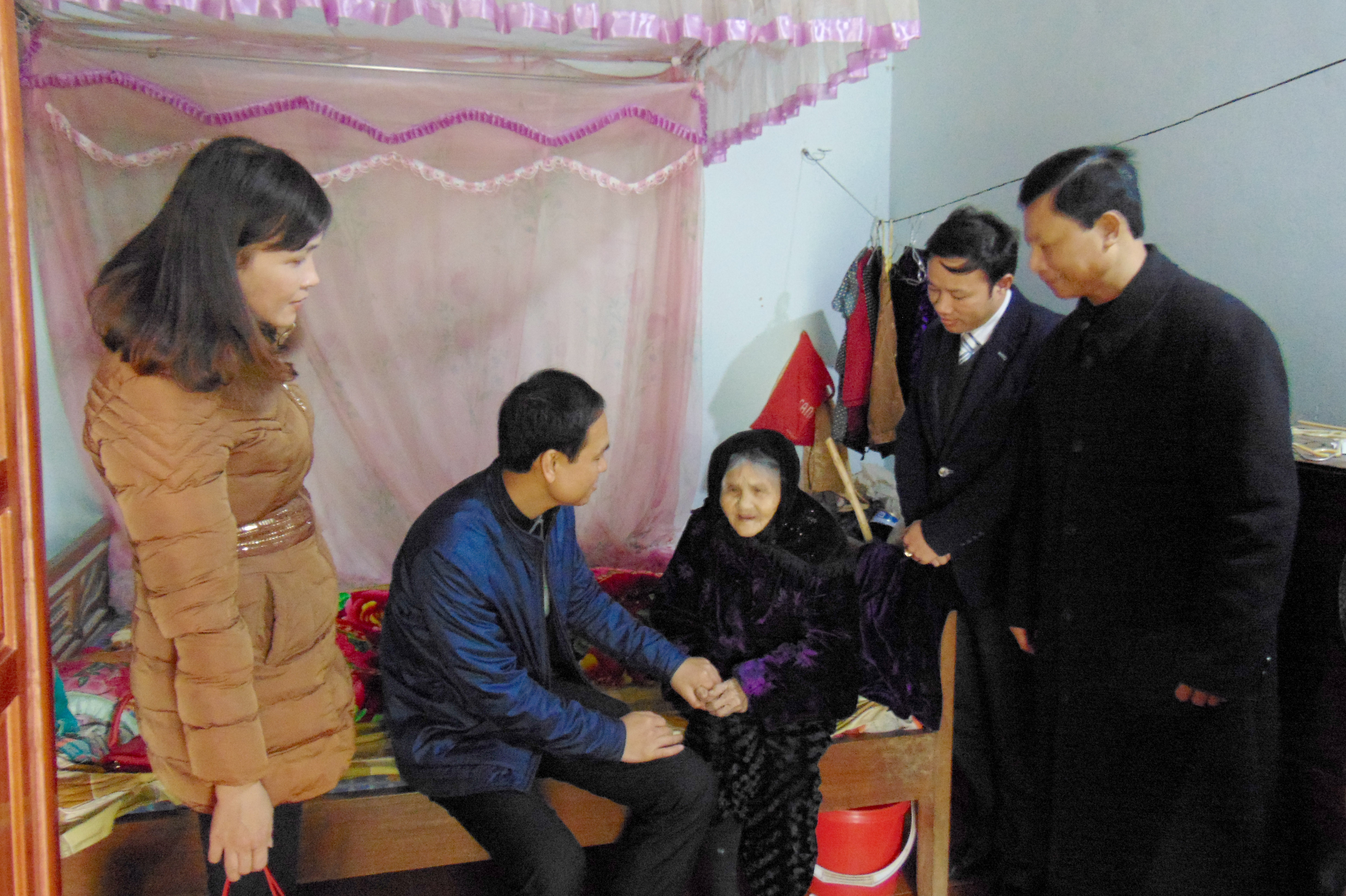 Đoàn công tác Văn phòng Tỉnh ủy thăm hỏi sức khỏe Mẹ Việt Nam Anh hùng