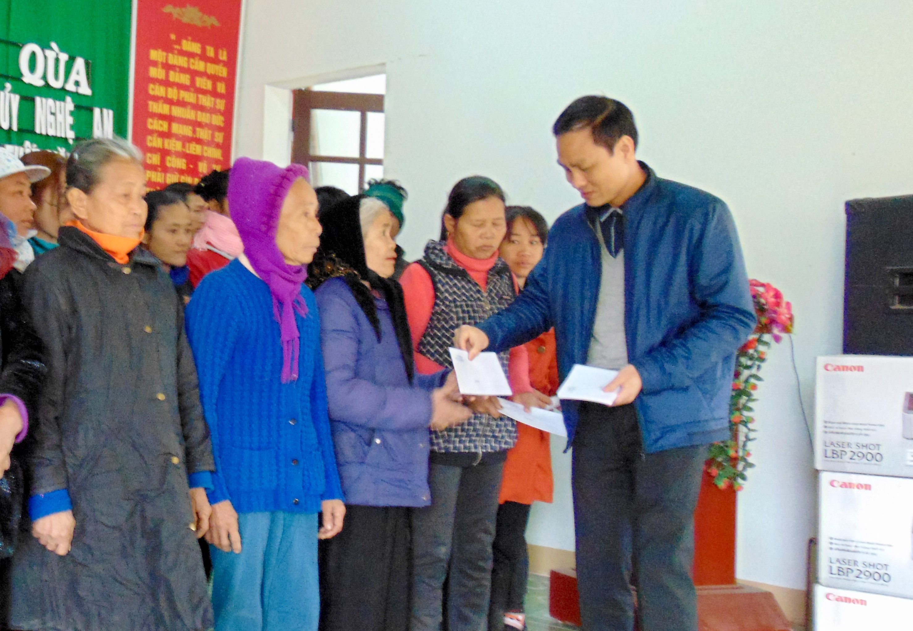 Phó Chánh Văn phòng Tỉnh ủy Nguyễn Hồng Tuấn trao tặng 30 suất quà cho các gia đình có hoàn cảnh đặc biệt khó khăn tại xã Phú Sơn, Tân Kỳ. Ảnh: Song Hào 