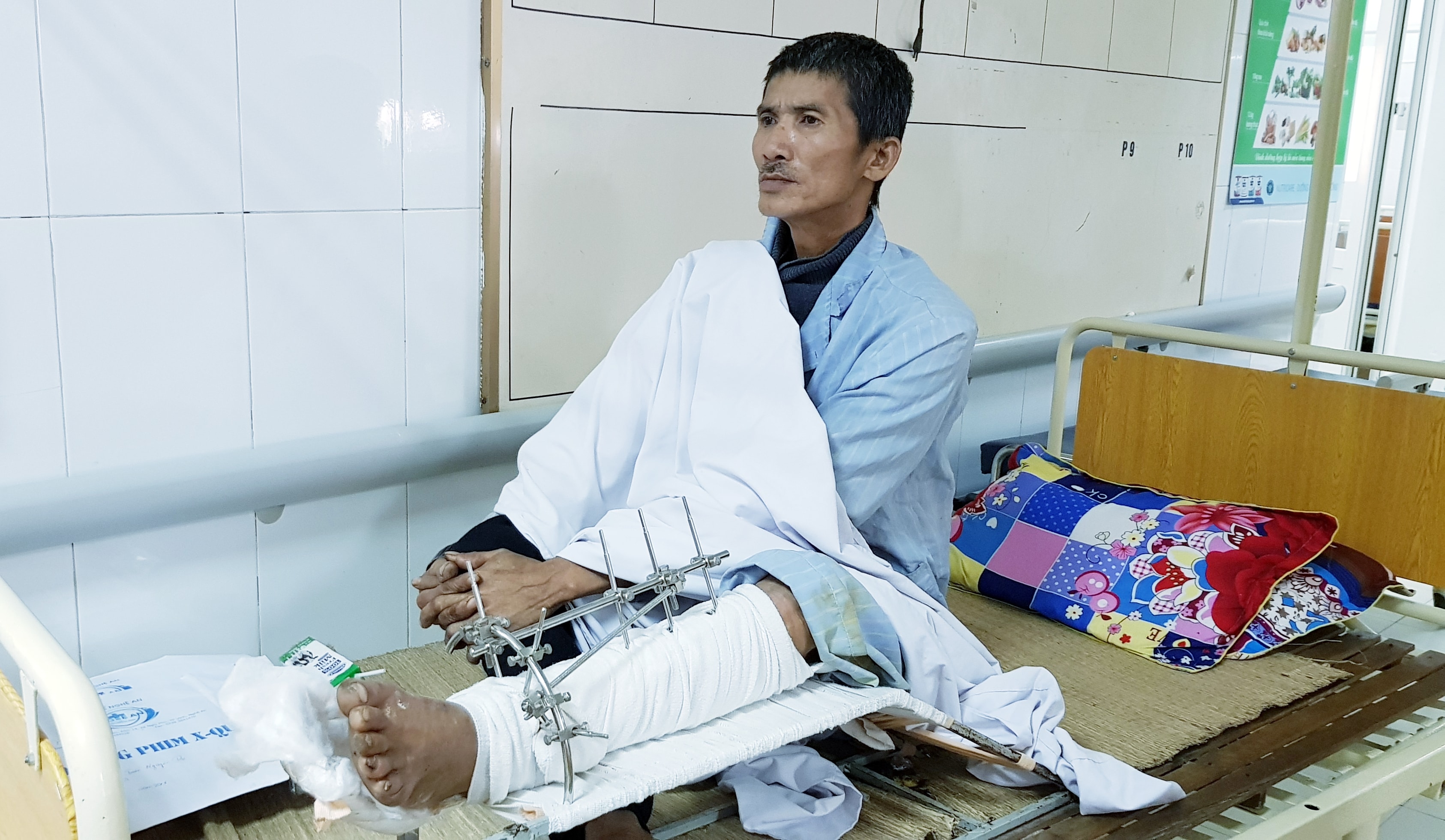 Trong suốt thời gian nằm viện bệnh nhân đã được các bác sỹ và tổ chức từ thiện hỗ trợ thuốc men và các suất cơm miễn phí. Ảnh: Hoàng Yến