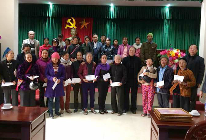 Bna_Trao quà Tết cho các gia đình thân nhân liệt sỹ và gia đình khó khăn ở huyện Con Cuông. Ảnh: Thu Hương
