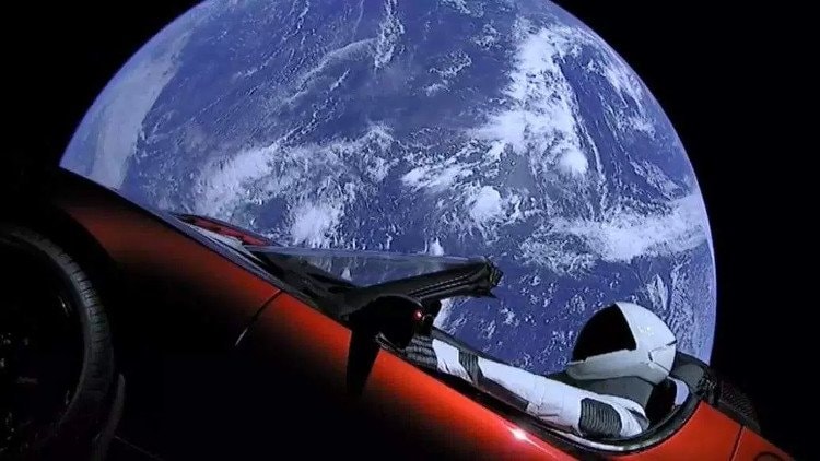 Chiếc Tesla bay vào không gian trên lưng tên lửa Falcon Heavy.