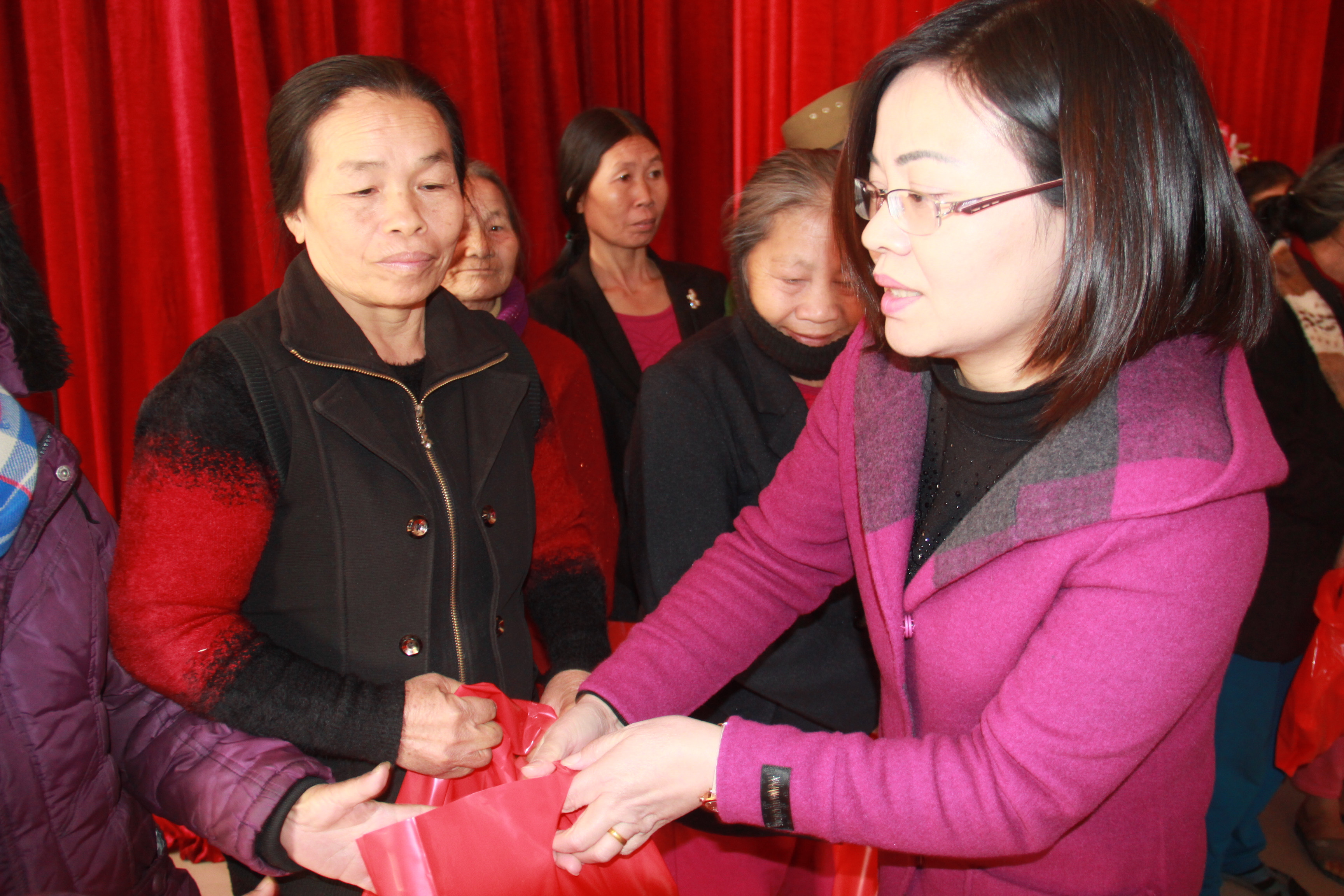  Lãnh đạo Ngân hàng Nhà nước Chi nhánh Nghệ An trao quà cho người nghèo ở Diễn Hạnh - Diễn Châu. Ảnh Hoàng Vĩnh