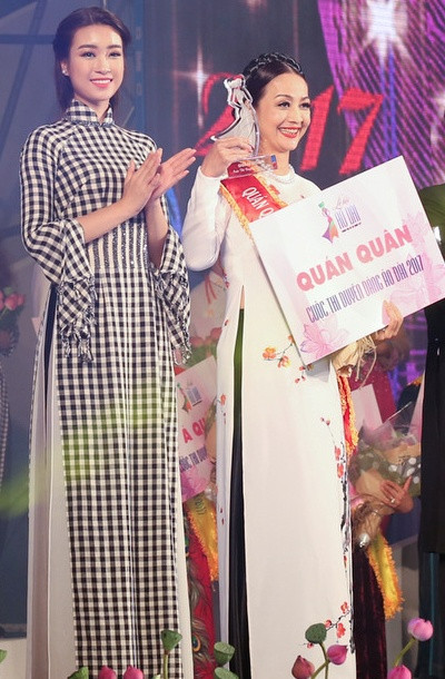 Hoa hậu Việt Nam 2016 trao giải cho người về nhất cuộc thi Duyên dáng áo dài 2017.