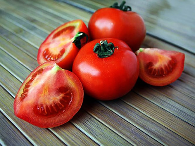 Cà chua có chứa lycopene, giúp giảm cholesterol xấu từ máu. Chúng cũng giàu chất xơ giúp loại bỏ tắc nghẽn từ động mạch của bạn. Bạn có thể sử dụng cà chua trong bữa ăn hay làm nước