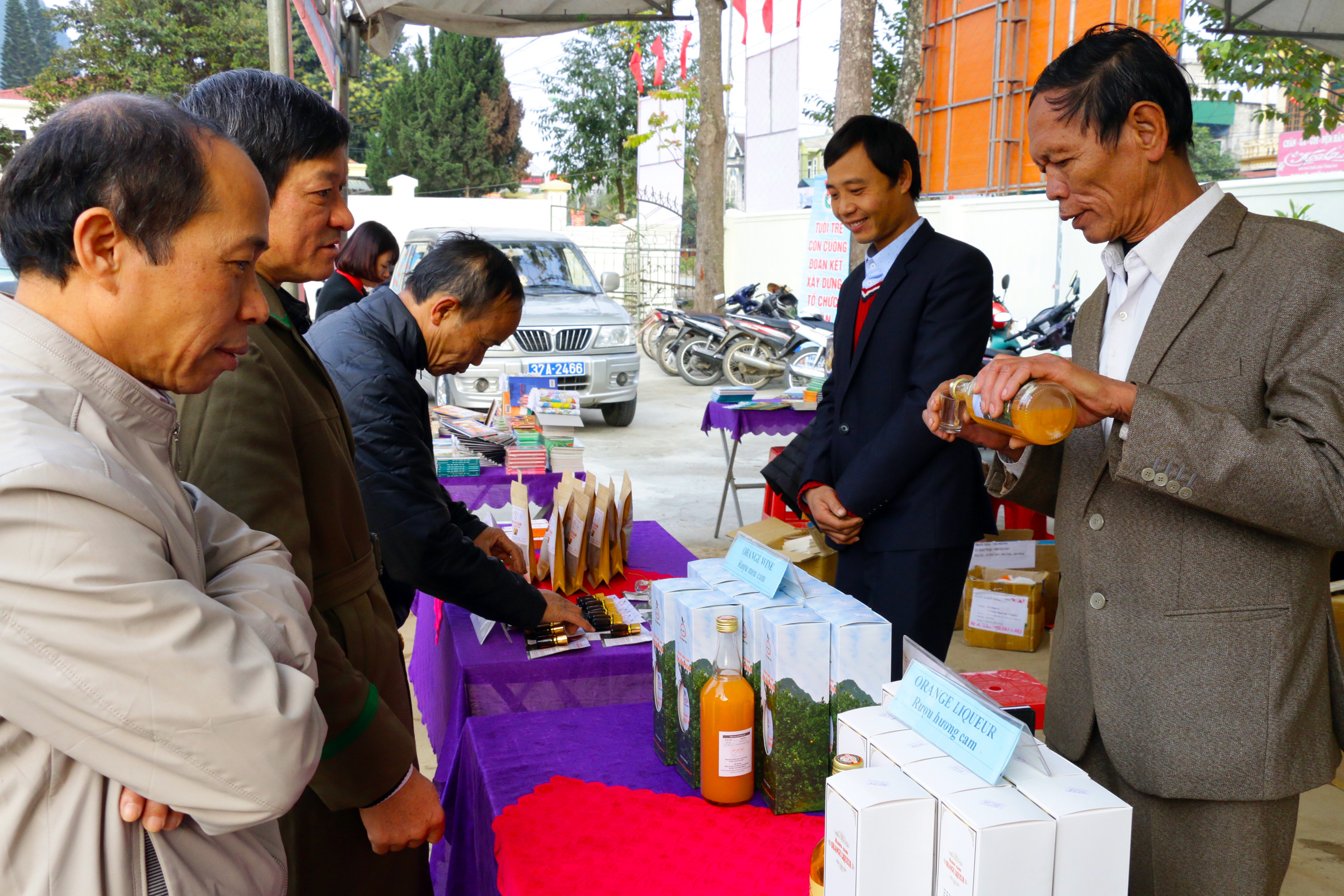Gian hàng trưng bày các sản phẩm truyền thống của huyện Con Cuông. Ảnh:  Mỹ Hà.