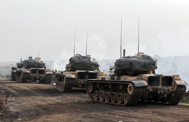 Binh sỹ và xe quân sự Thổ Nhĩ Kỳ được triển khai tại khu vực Afrin, Syria ngày 22/1 vừa qua. Ảnh: THX/TTXVN