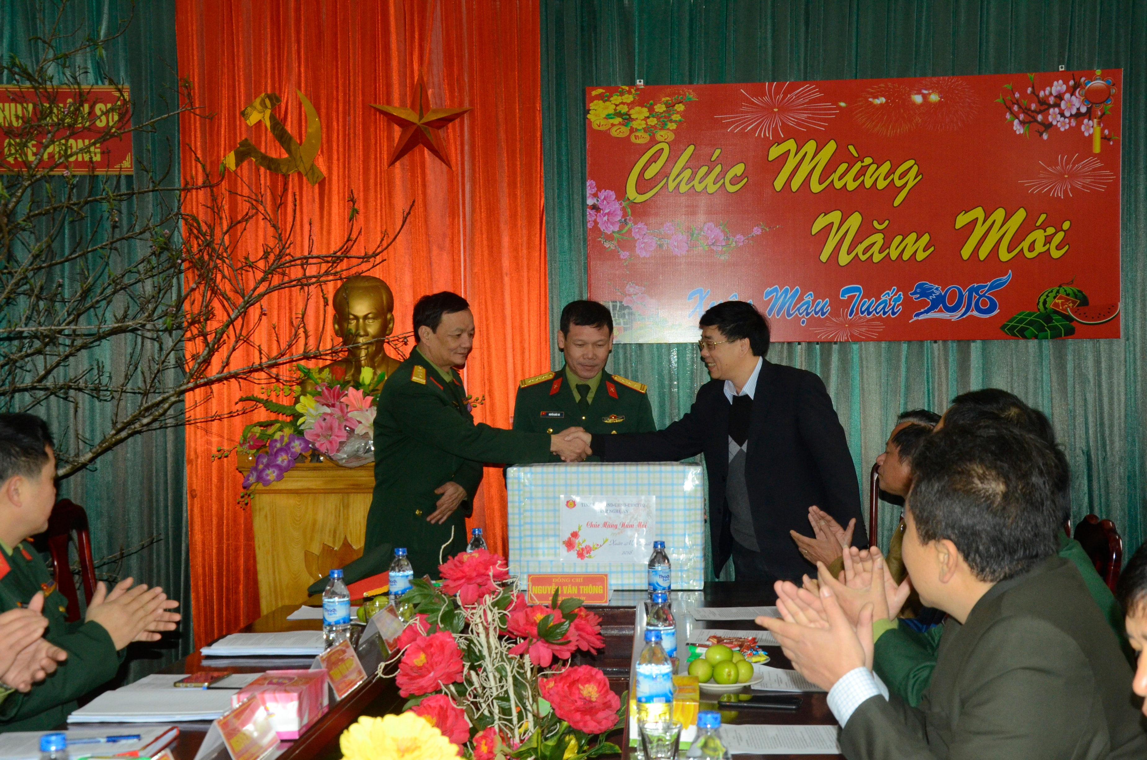 Đoàn công tác tặng quà cho Ban Chỉ huy quân sự Quế Phong. Ảnh: Thanh Lê