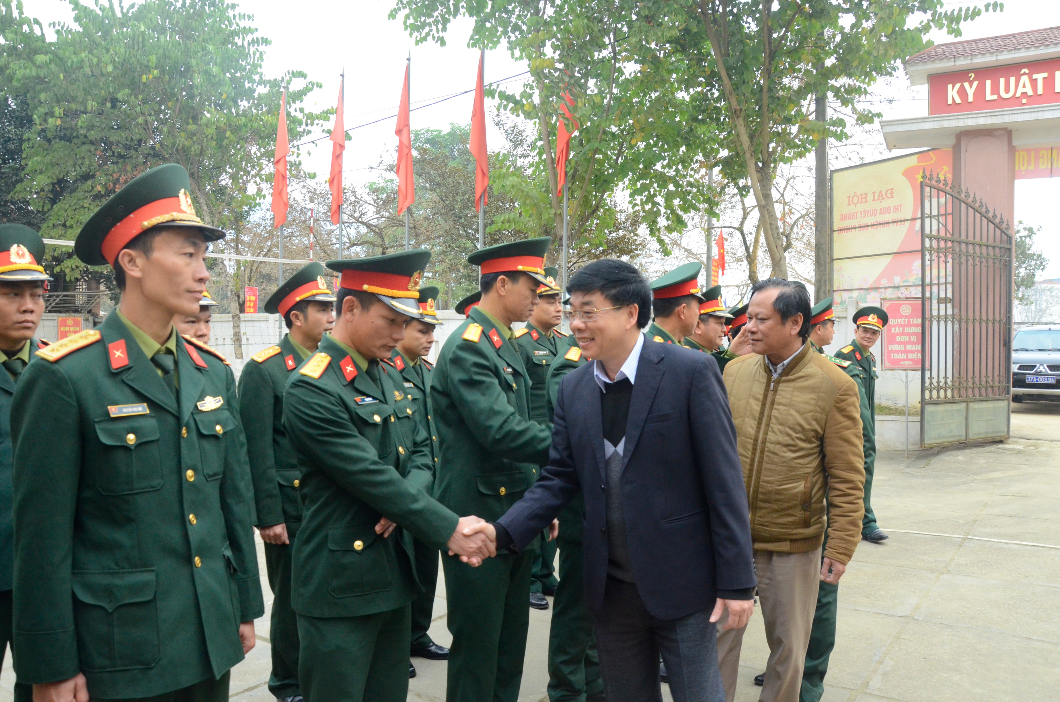 Phó Bí thư Nguyễn Văn Thông thăm Ban Chỉ huy Quân sự huyện Quế Phong. Ảnh: Thanh Lê
