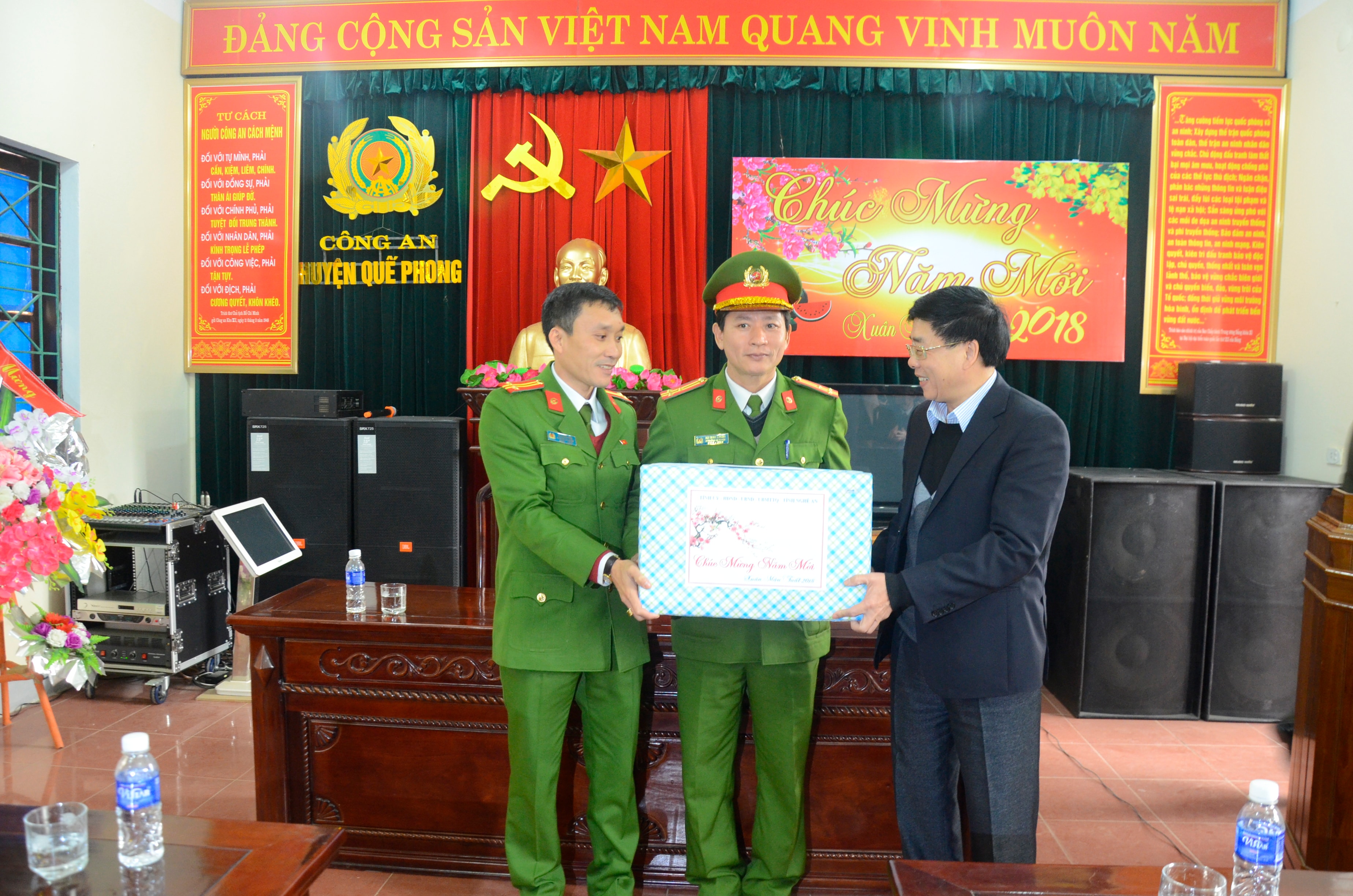 Tặng quà cho Công an huyện Quế Phong. Ảnh: Thanh Lê