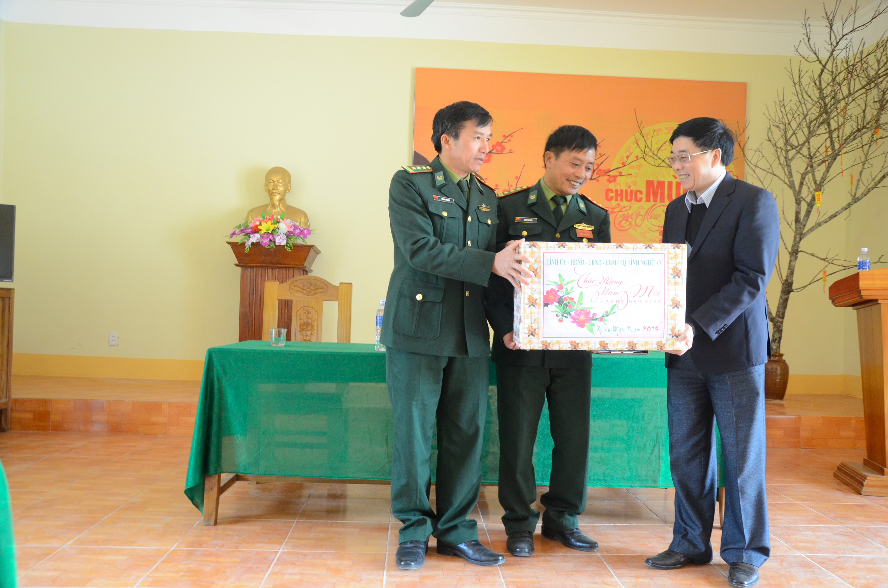Phó Bí thư Tỉnh ủy Nguyễn Văn Thông tặng quà cho đồn biên phòng Thông Thụ. Ảnh: Mỹ Nga 