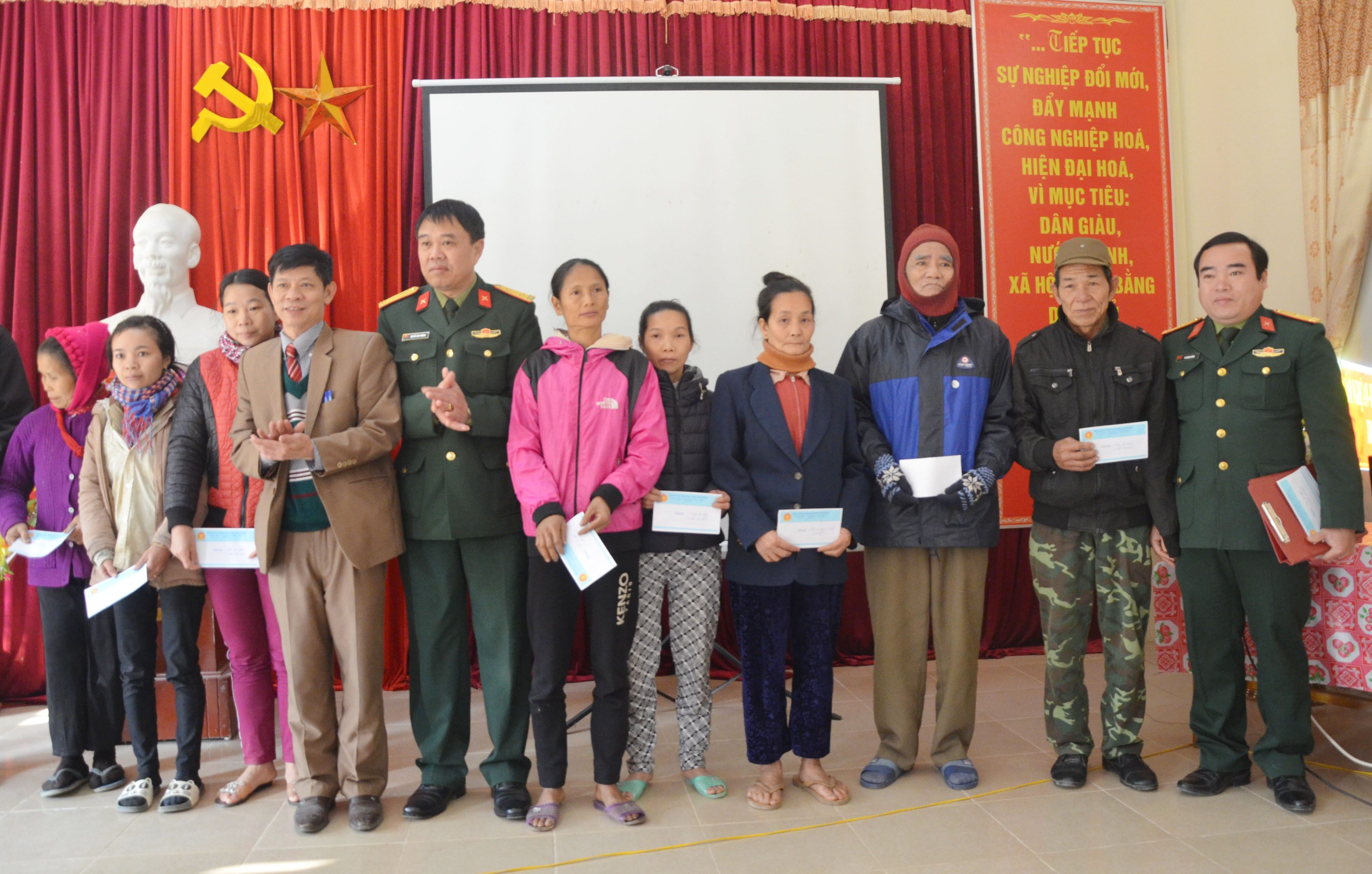 Bna_Ban chỉ huy quân sự huyện Con Cuông trao quà Tết cho các hộ nghèo xã Bình Chuẩn huyện Con Cuông. Ảnh: Thu Hương