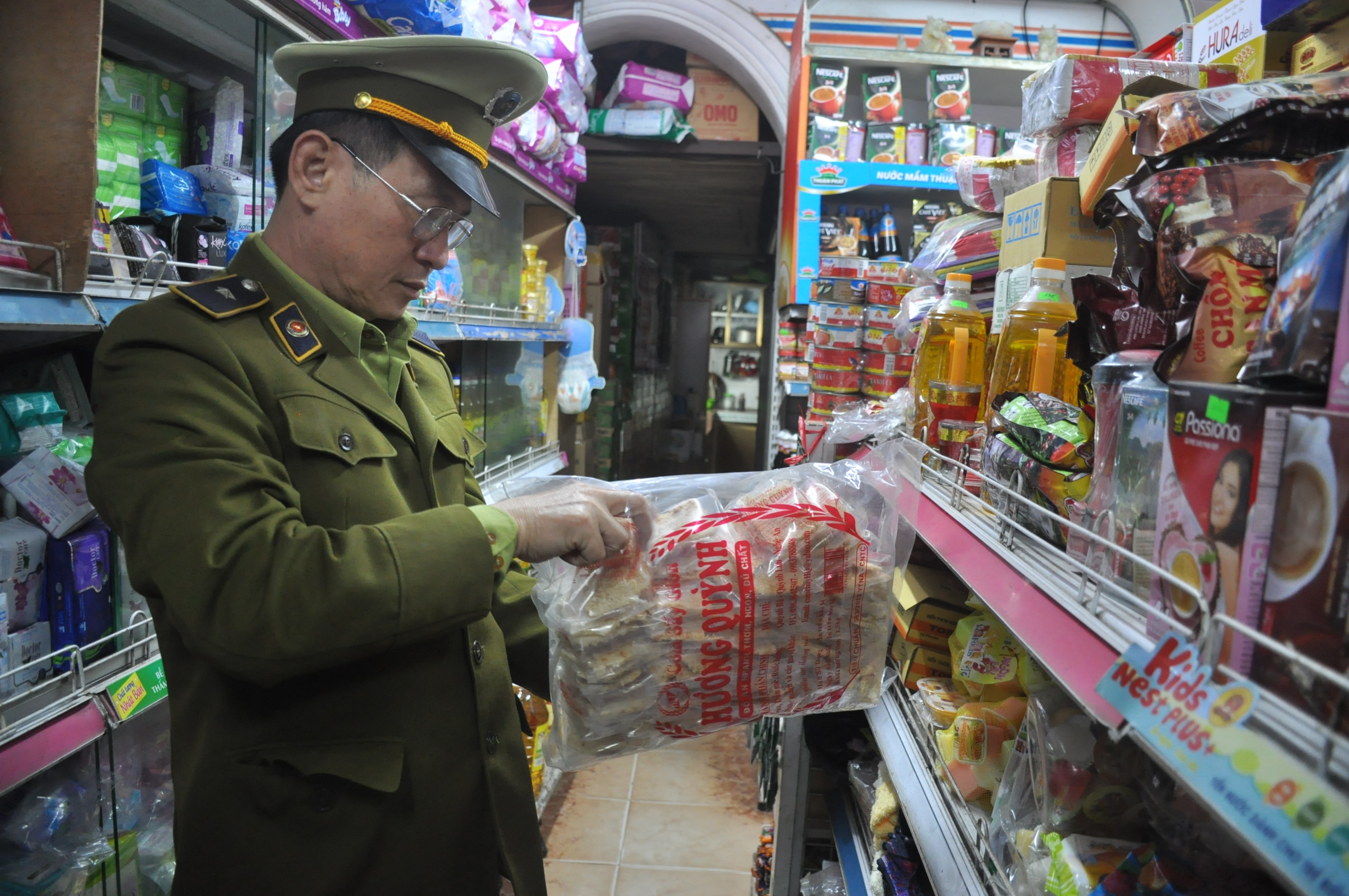 Cán bộ quản lý thị trường kiểm tra kiểm soát hàng hóa lưu thông trên thị trường. Ảnh: Việt Phương