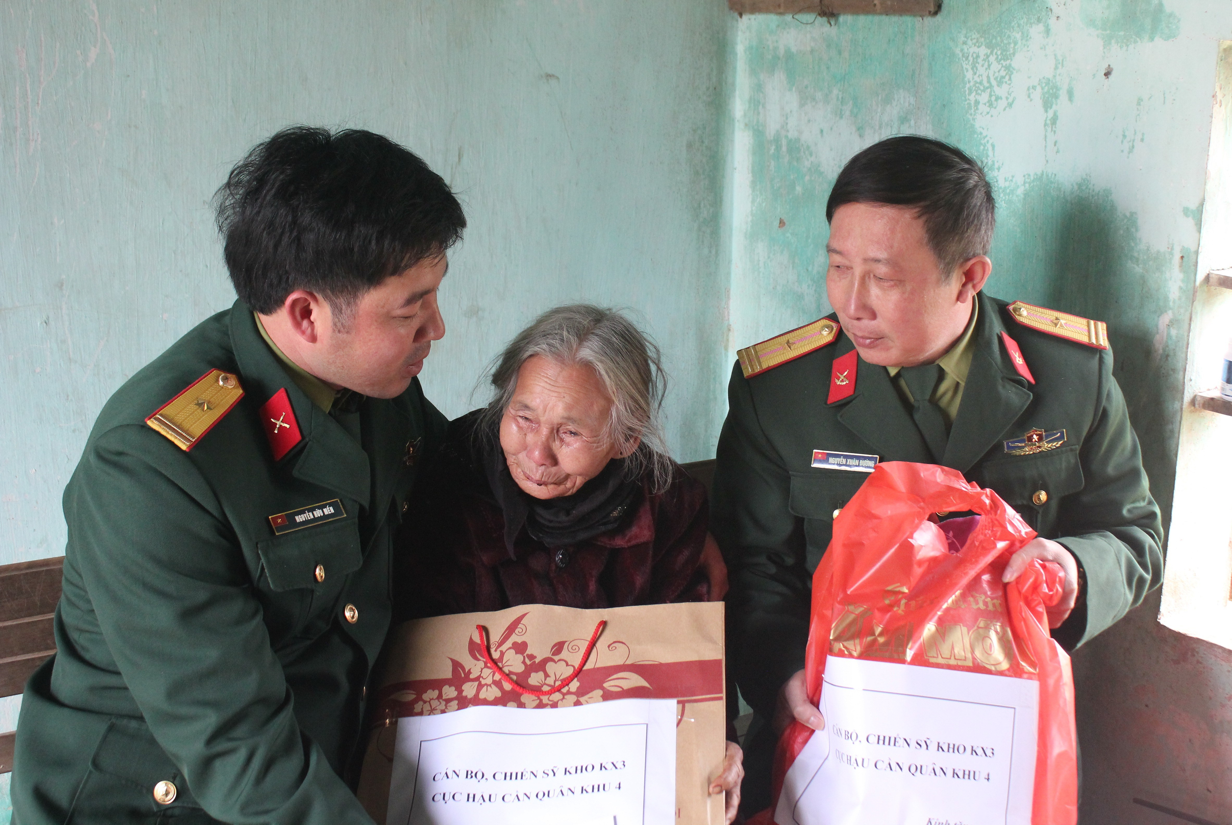 Tặng quà cho gia đình chính sách tại Xóm 5, xã Nam Nghĩa, huyện Nam Đàn, tỉnh Nghệ An.