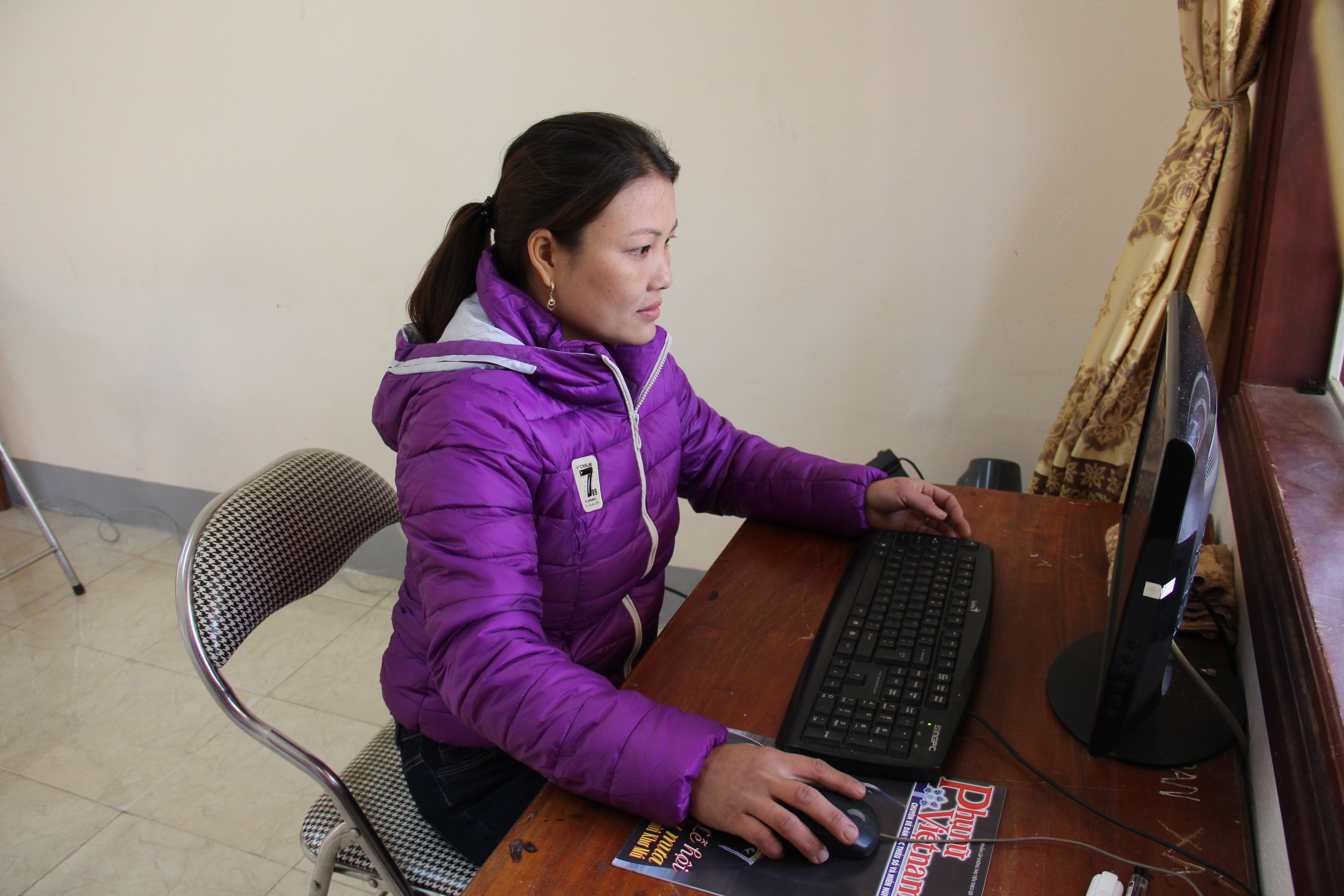 Chị Vừ Y Ai ở bản Sơn Hà, xã Tà Cạ (Kỳ Sơn) sử dụng máy vi tính hỗ trợ công việc chuyên môn. Ảnh: Hoài Thu