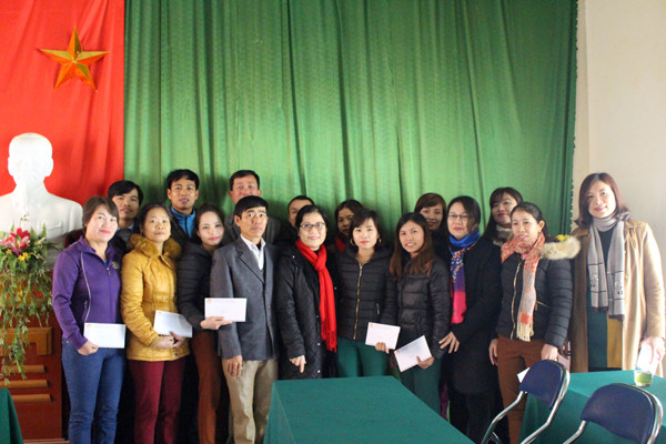Lãnh đạo Sở Giáo dục và Đào tạo trao quà tết cho những giáo viên khó khăn ở huyện Tương Dương. Ảnh - Trọng Hoàn