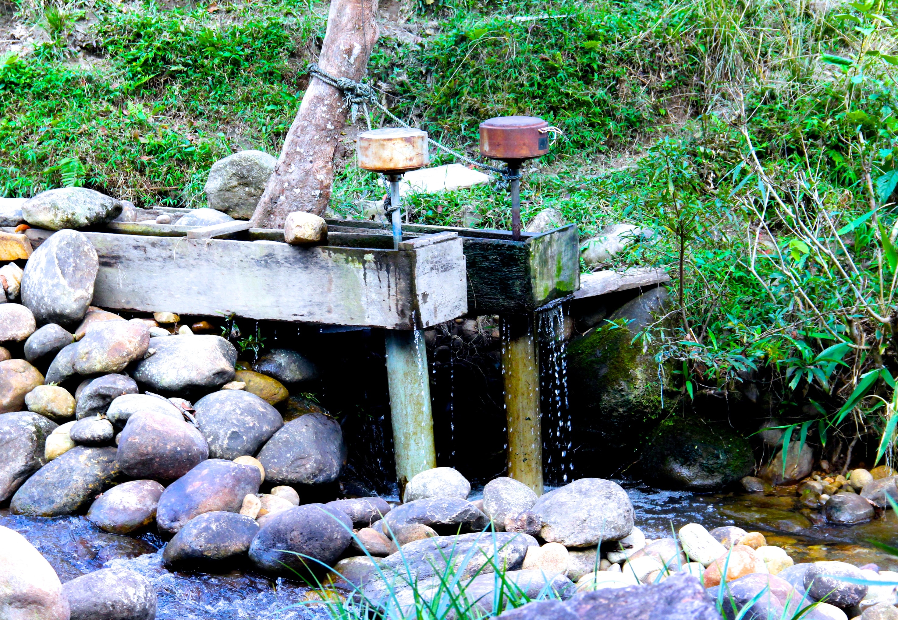 Để có điện sinh hoạt, người dân bản Na Xai đã sáng tạo ra guồng máy thủ công tạo ra năng lượng điên. Ảnh: Hoài Thu 