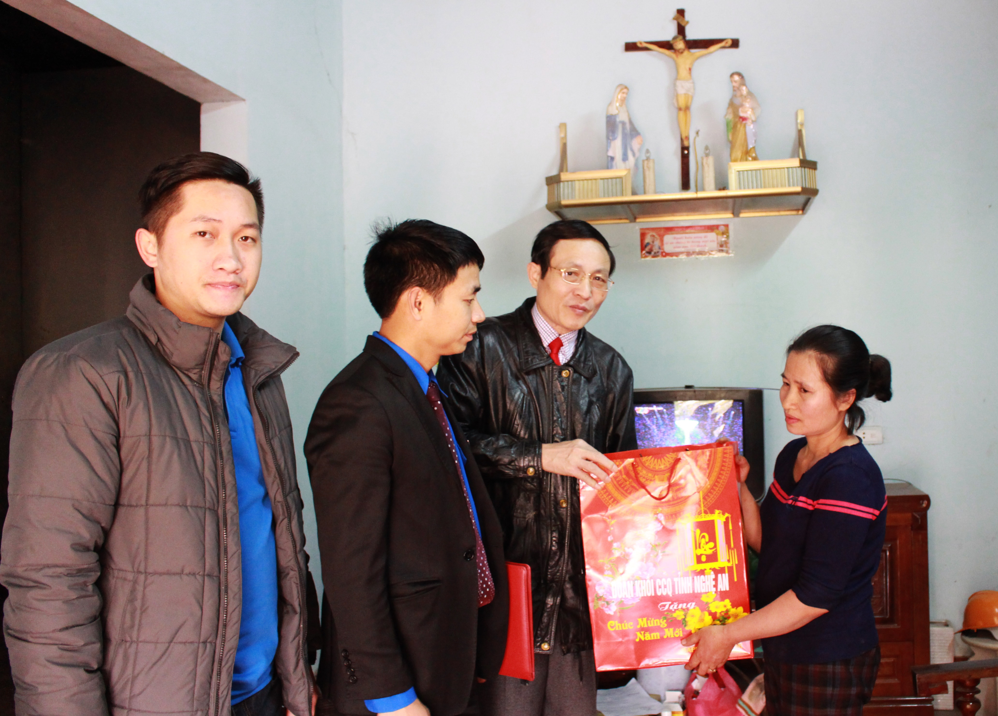 Đoàn đã đến thăm và tặng quà cho hộ gia đình người công giáo có hoàn cảnh đặc biệt khó khăn. Ảnh: Phương Thúy