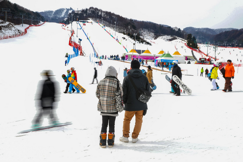 Pyeongchang hút khách du lịch nhờ có nhiều điều kiện tuyệt vời cho các hoạt động trượt tuyết. Alpensia là khu nghỉ dưỡng lớn nhất ở đây, với 6 đường trượt tuyết và lướt ván.