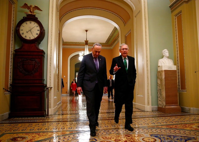 Lãnh đạo tại Thượng viện của hai phe Dân chủ Chuck Schumer (trái) và Cộng hòa Mitch McConnell (phải) trò chuyện sau khi đạt được thỏa thuận ngân sách 2 năm.  Ảnh: Reuters