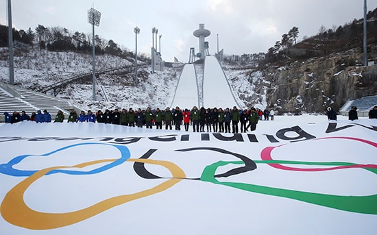 Đây là lần thứ 2 Thế vận hội mùa đông trở lại với châu Á, đúng 20 năm sau kỳ Olympic Nagano, Nhật Bản. Năm 2011, thành phố Pyeongchang đã giành quyền đăng cai Thế vận hội mùa đông 2018 sau khi vượt qua thành phố Pháp Annecy và Munich của Đức.