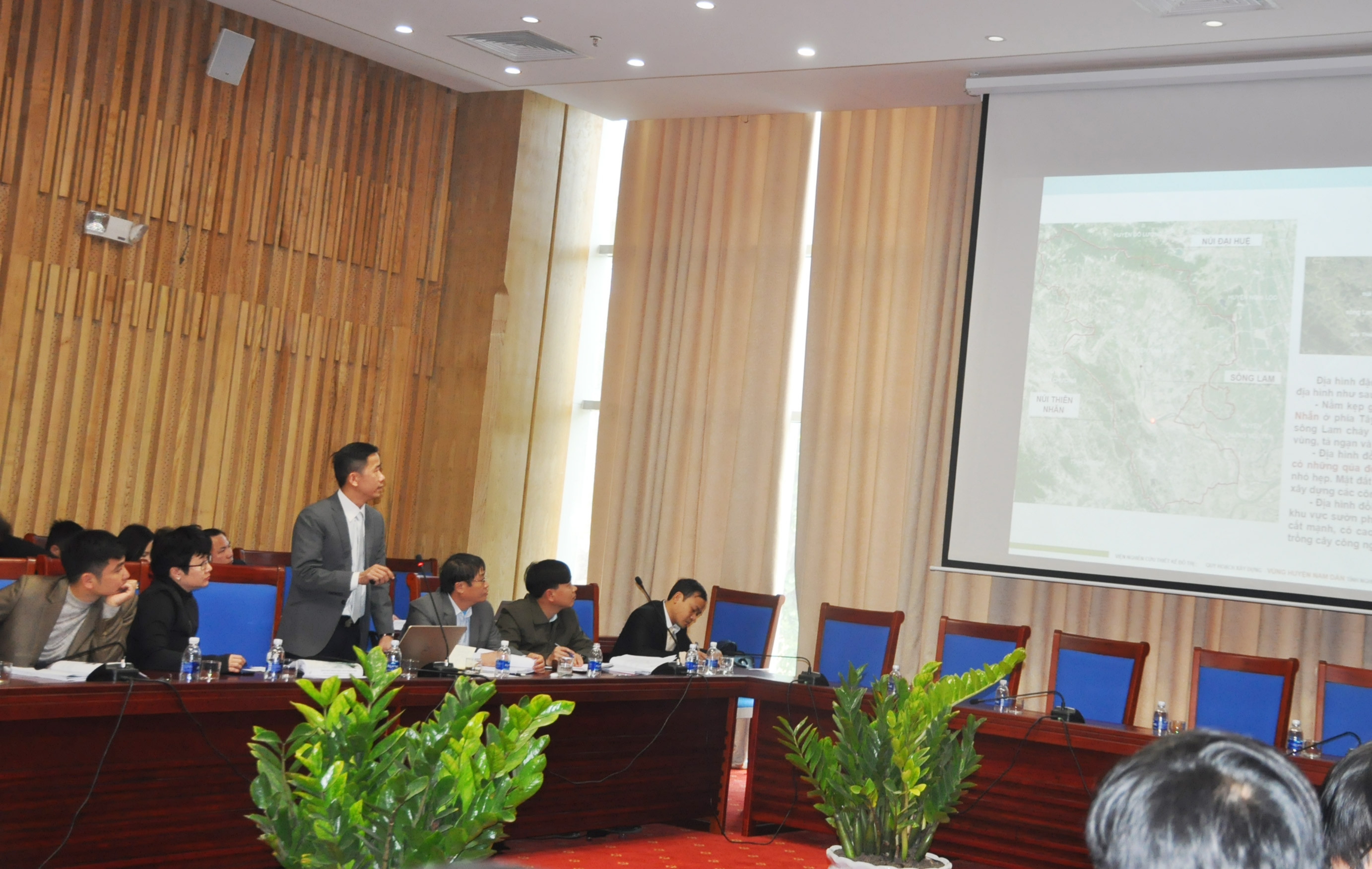 Đại diện viện nghiên cứu thiết kế đô thị trình bày quy hoạch xây dựng vùng huyện Nam Đàn. Ảnh: Việt Phương