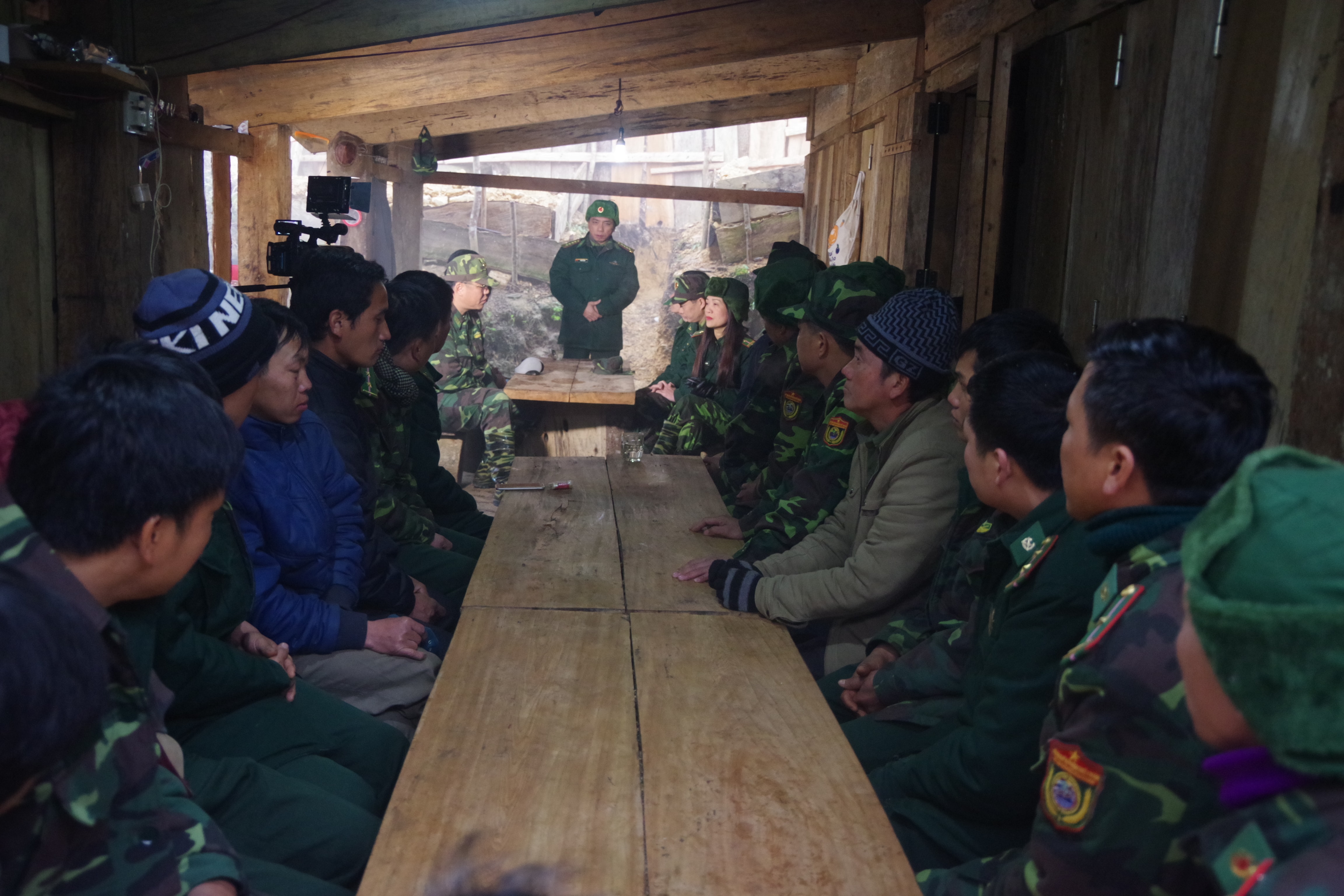 Chỉ huy trưởng BĐBP Nghệ An giao nhiệm vụ cho chốt liên ngành Nhọt Lợt. Ảnh: Hải Thượng