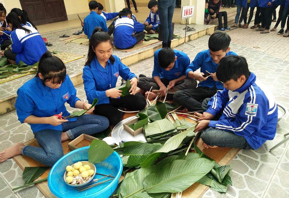 Hội thi gói bánh chưng tại Trường THPT Đặng Thúc Hứa. Ảnh: Huy Thư