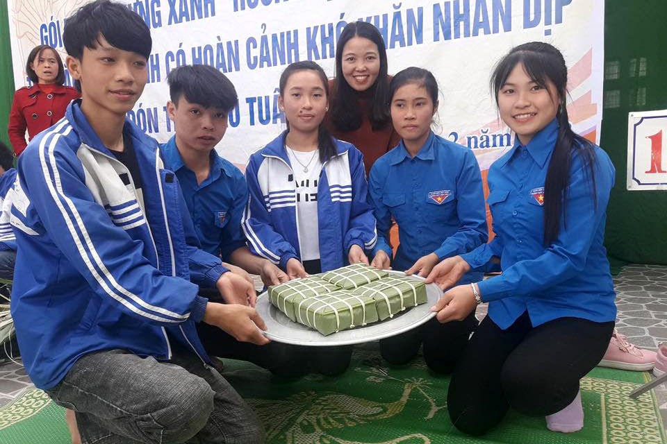 Các bạn trẻ Trường THPT Anh Sơn 2 phấn khởi khi gói được những chiếc bánh chưng đẹp. Ảnh: Huy Thư