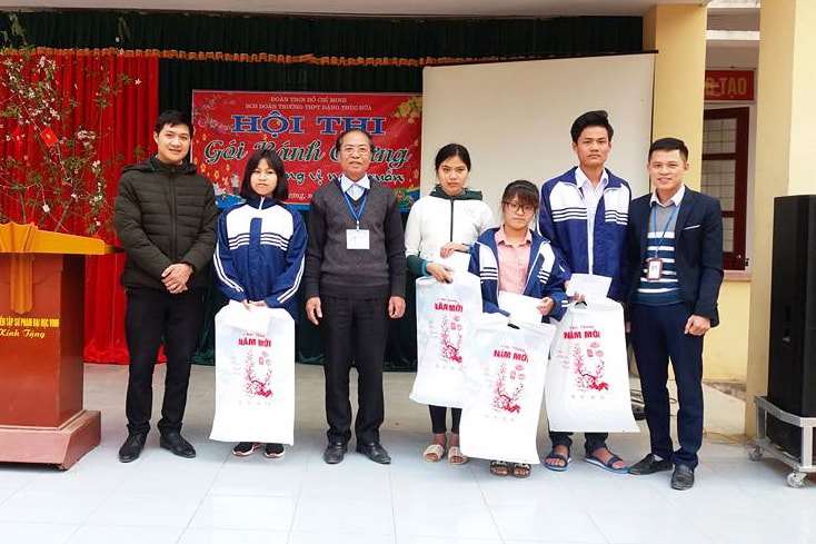 Đây cũng là dịp trao quà cho đoàn viên thanh niên có hoàn cảnh khó khăn. Ảnh: Huy Thư