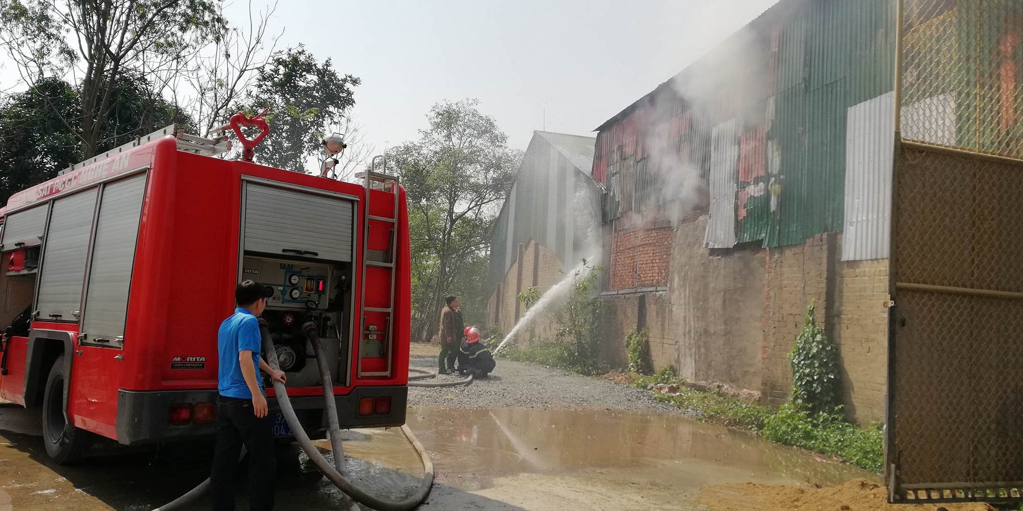 Cảnh sát PCCC Nghệ An nỗ lực dập lửa. Ảnh: Khánh An