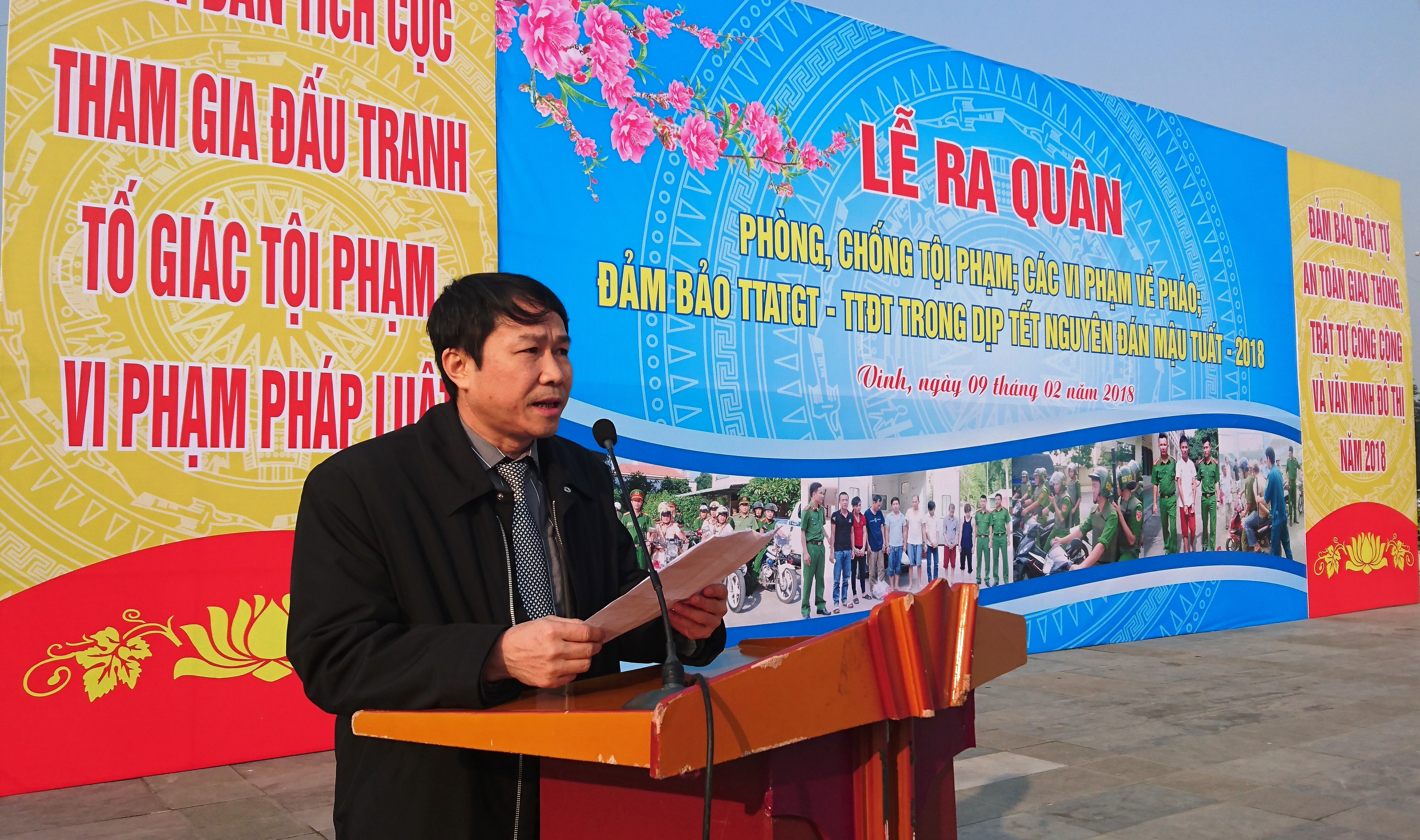 Lãnh đạo UBND TP Vinh giao nhiệm vụ cho các lực lượng chức năng. Ảnh: Hồng Quang
