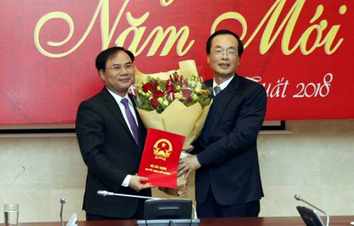 Bộ trưởng Phạm Hồng Hà (phải) trao quyết định bổ nhiệm của Thủ tướng cho ông Nguyễn Văn Sinh. Ảnh: VGP