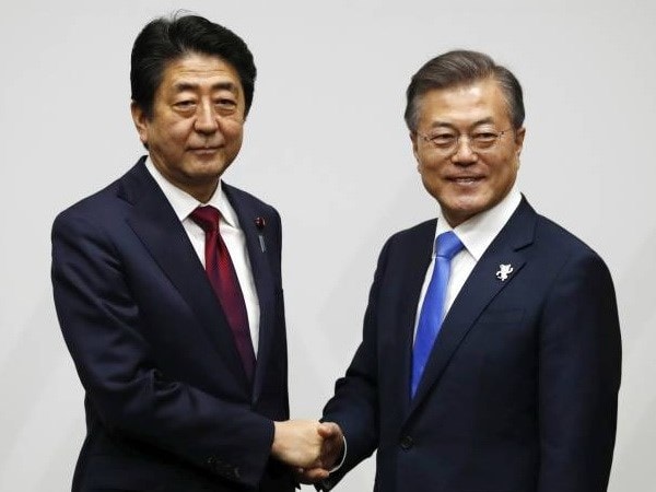 Tổng thống Hàn Quốc Moon Jae-in và Thủ tướng Nhật Bản Shinzo Abe. Nguồn: AP