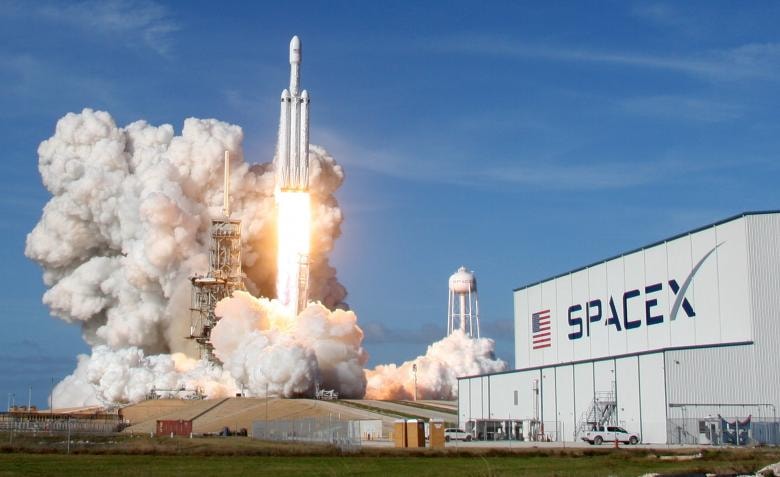 Một tên lửa vũ trụ SpaceX Falcon đã cất cánh từ tấm phóng 39-A lịch sử tại Trung tâm Không gian Kennedy ở Cape Canaveral, Florida.