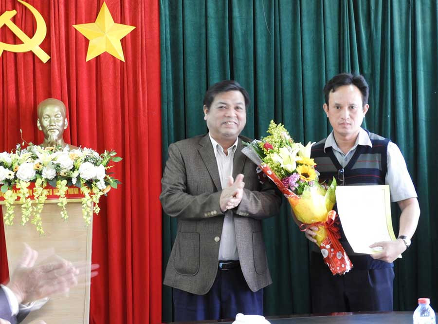 Phó Chủ tịch UBND tỉnh Gia Lai Kpă Thuyên trao quyết định bổ nhiệm tại Sở Nông nghiệp và Phát triển nông thôn. Ảnh báo Gia Lai