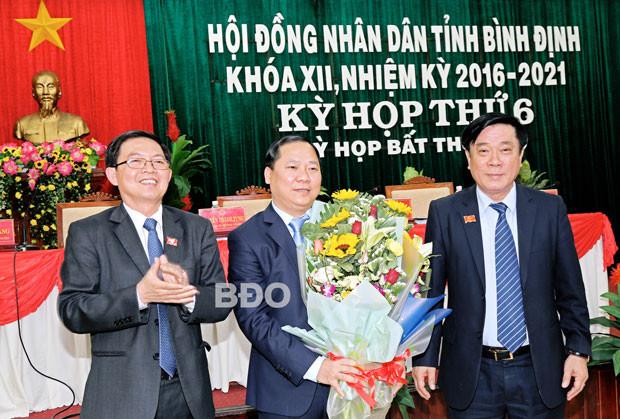 Lãnh đạo tỉnh Bình Định chúc mừng ông Nguyễn Phi Long.