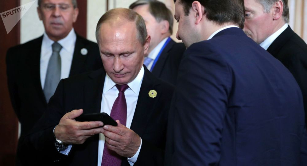 Putin không sử dụng điện thoại thông minh. Ảnh: Sputnik