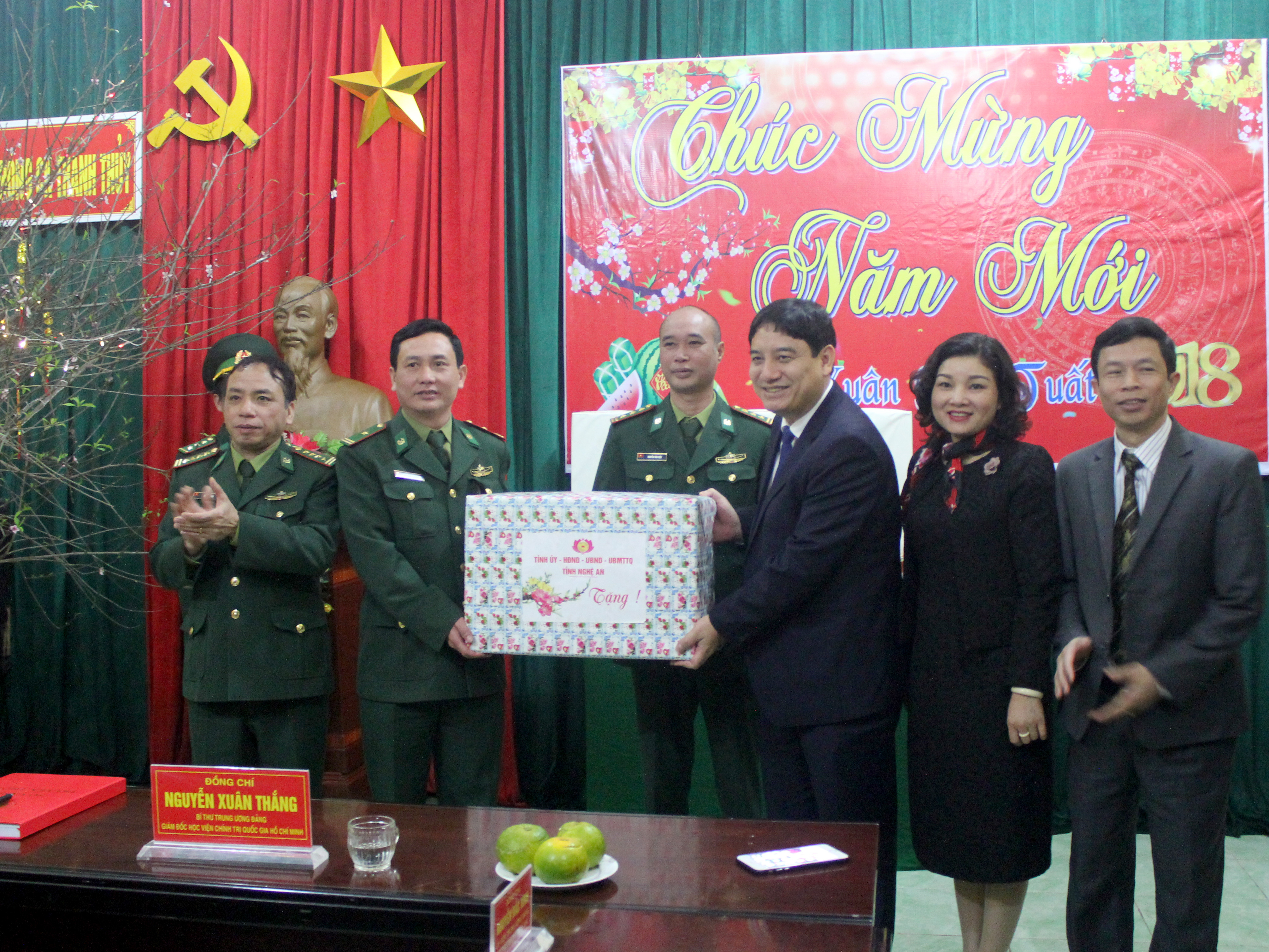 Bí thư Tỉnh ủy Nguyễn Đắc Vinh tặng quà cho các cán bộ, chiến sỹ Đồn Biên phòng cửa khẩu Thanh Thủy. Ảnh: Mai Hoa