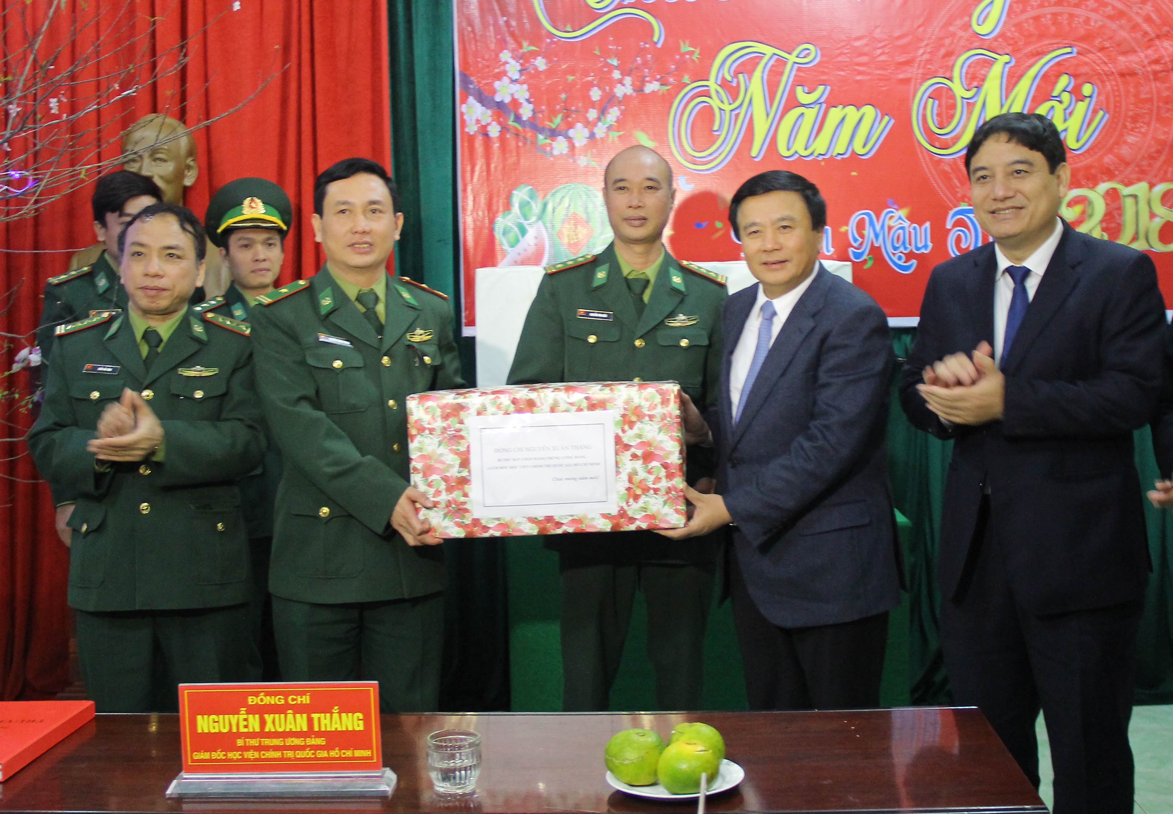 Đồng chí Nguyễn Xuân Thắng tặng quà Tết cho cán bộ, chiến sỹ đồn Biên phòng Cửa khẩu Thanh Thủy. Ảnh: Mai Hoa