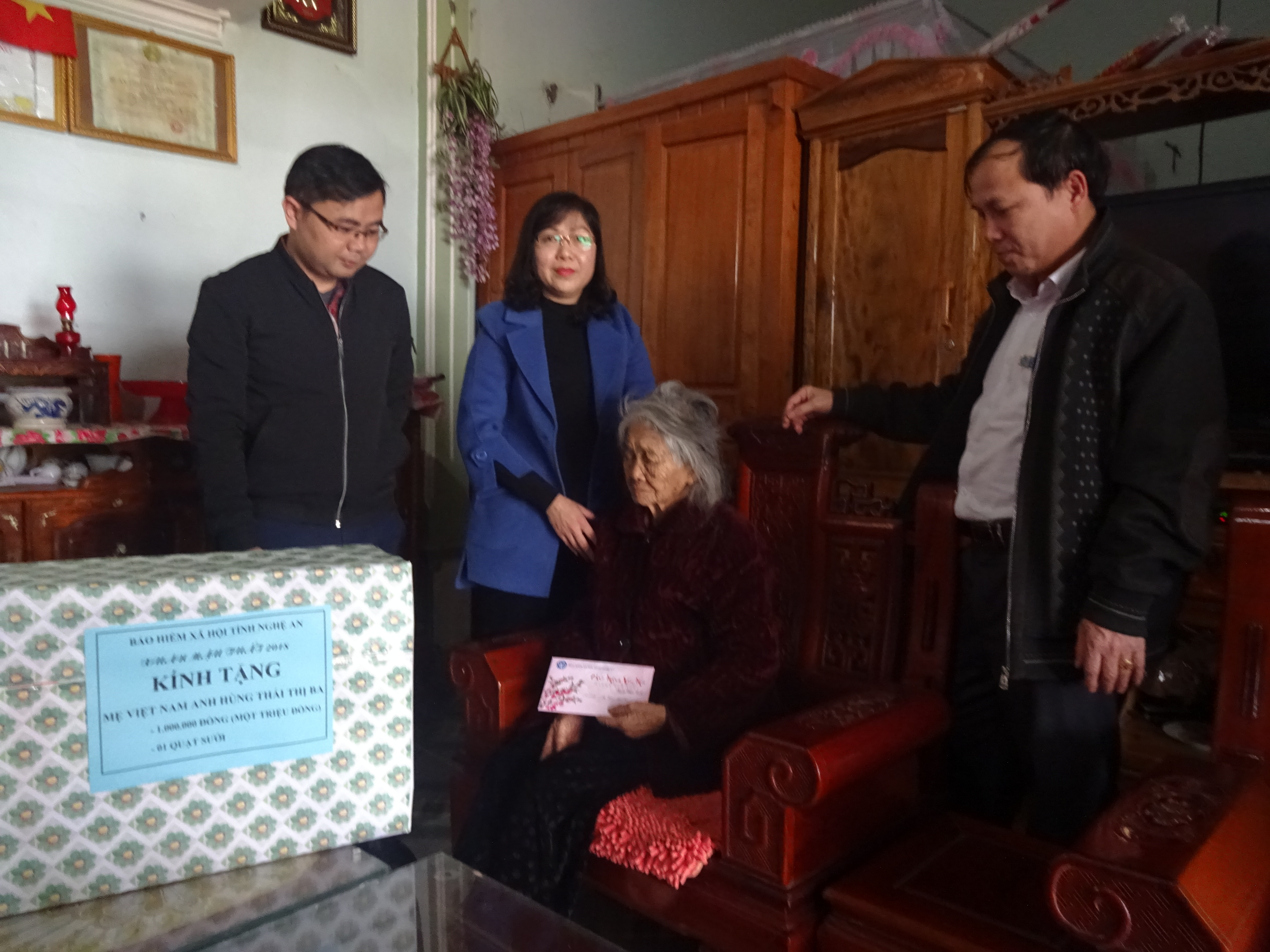 Bảo hiểm xã hội tỉnh tặng quà tết Mẹ Việt Nam anh hùng ở Yên Thành
