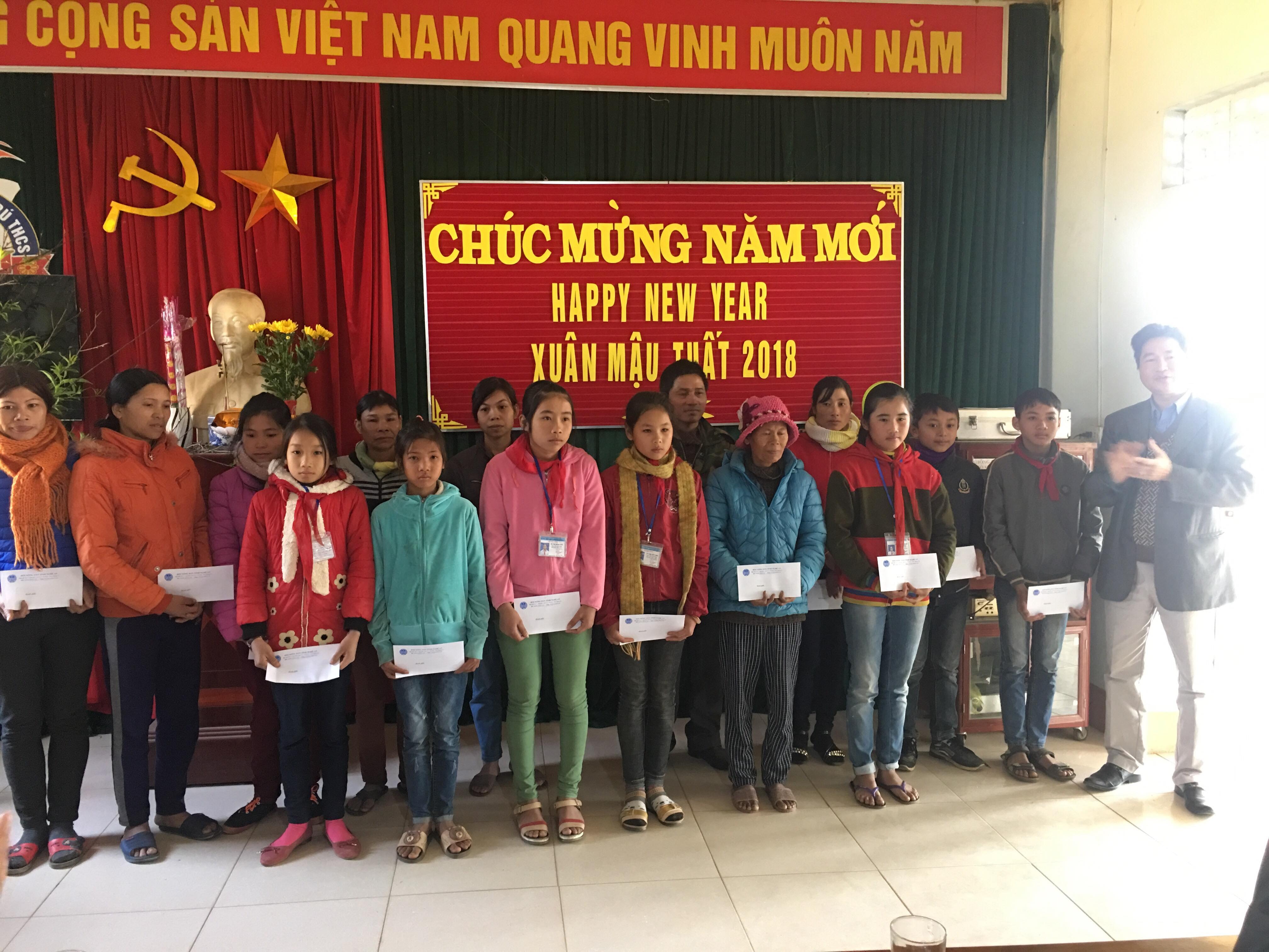 Hội nông dân tỉnh đã trao tặng 20 suất quà cho các em học sinh dân tộc nội trú và hội viên nông dân có hoàn cảnh khó khăn 