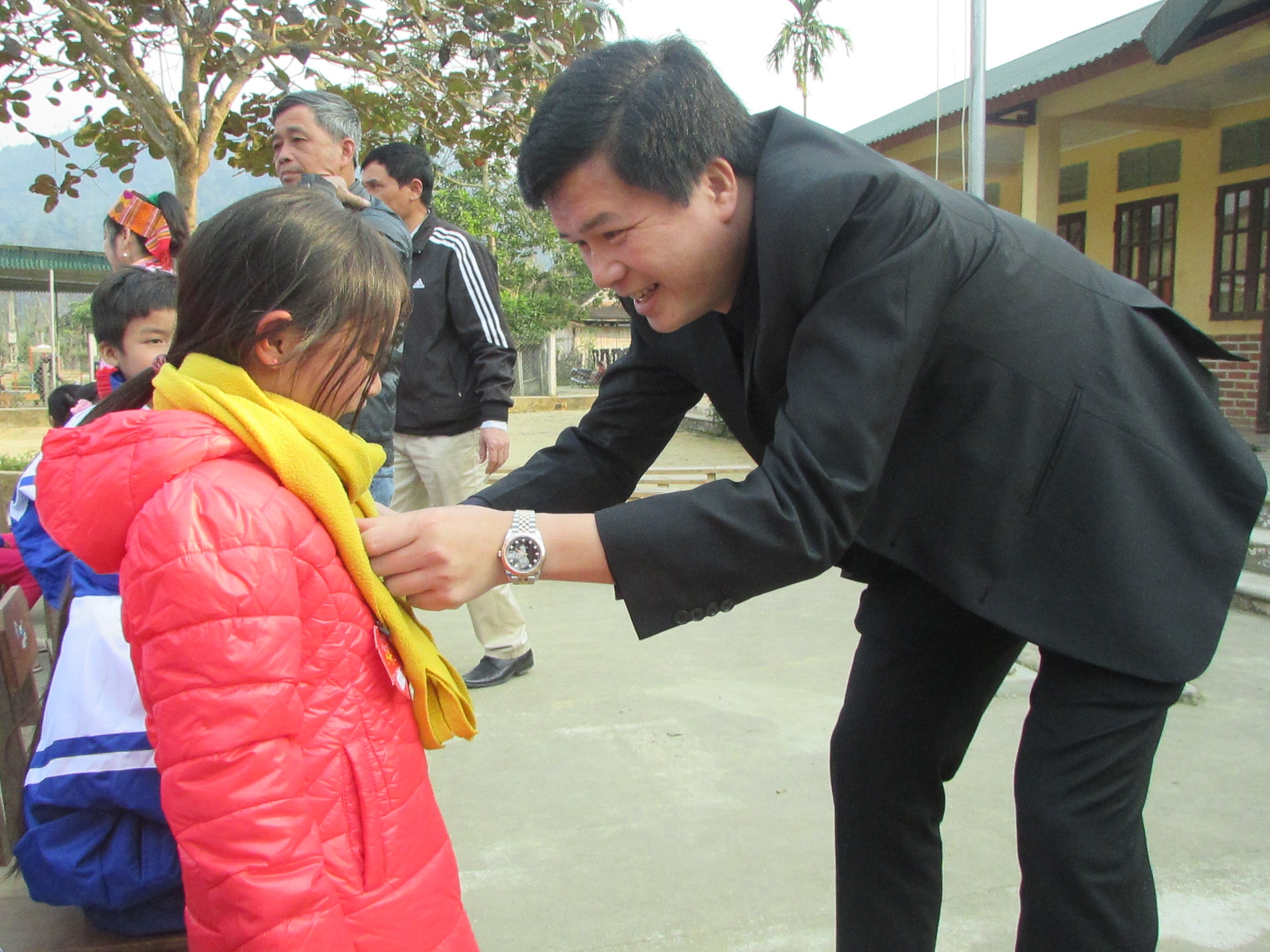 bna_ đc Nguyen Đinh Hung-Bi thư huyen uy trao tang ao am cho cac em hs bản Moi.